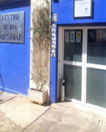 Entrada del Centro de Día Abenzoar en Granada con fachada azul